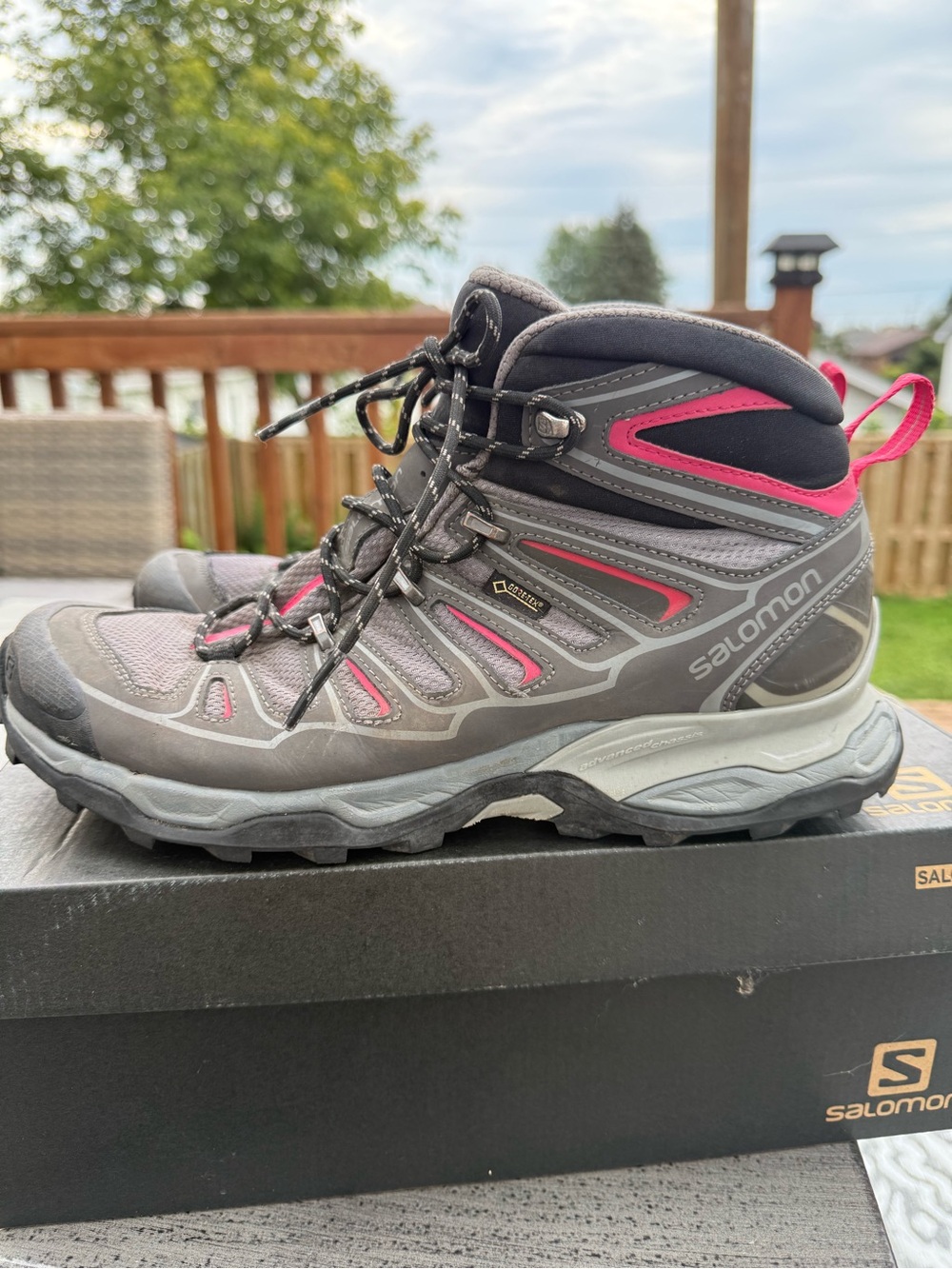 Salomon women’s X Ultra Mid 2 GTX hiking boots - grey and hot pink SIZE US 10